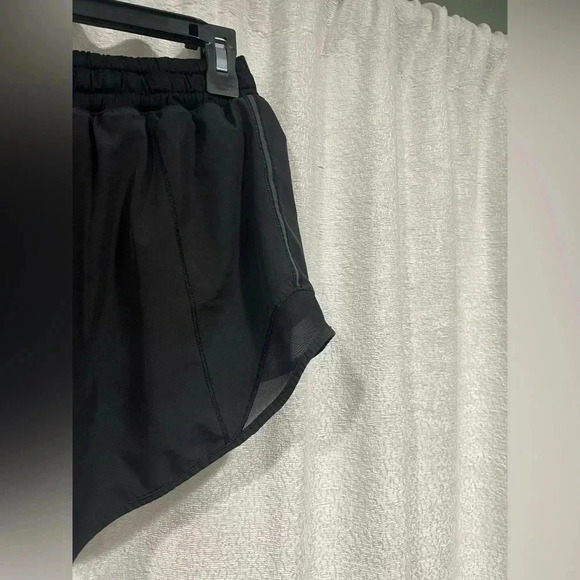 Lululemon Black Hotty Hot Low-Rise Lined Short 2.5 Drawstring - Picture 4 of 4